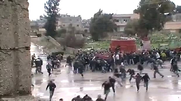 Vídeo mostra sírios fugindo da polícia em Daraa