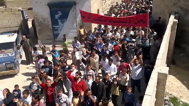Os sírios começaram a sair às ruas em diferentes pontos do país, atendendo ao chamado da oposição para manifestações