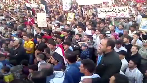 Manifestantes protestam em Idlib, na quinta-feira, apesar da forte repressão do governo