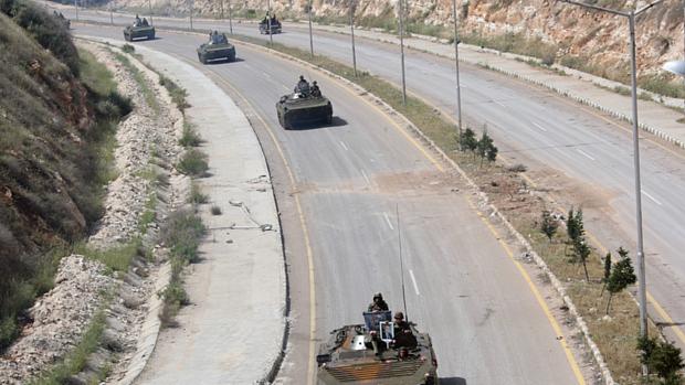 A fotografia, tirada em um tour do governo sírio, mostra tanques saindo de Deraa. O acesso dos jornalistas é restrito e profissionais estrangeiros estão proibidos de entrar no país