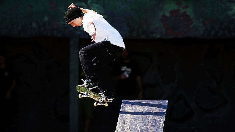 O Skate Street é uma prova realizada em uma pista que simula os obstáculos da rua. Feita de concreto, a pista traz para o ambiente de competição escadas, corrimãos, rampas, paredes e caixotes