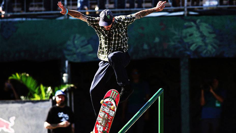 O Skate Street é uma prova realizada em uma pista que simula os obstáculos da rua. Feita de concreto, a pista traz para o ambiente de competição escadas, corrimãos, rampas, paredes e caixotes