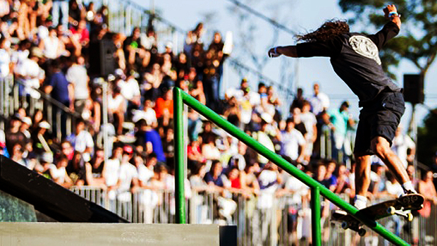 O Skate Street é uma prova realizada em uma pista que simula os obstáculos da rua. Feita de concreto, a pista traz para o ambiente de competição escadas, corrimãos, rampas, paredes e caixotes