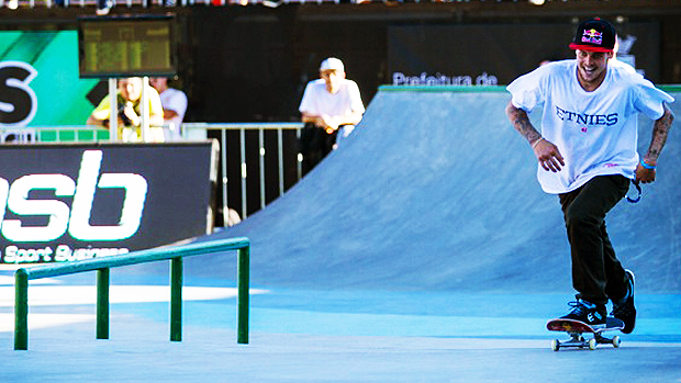 O Skate Street é uma prova realizada em uma pista que simula os obstáculos da rua. Feita de concreto, a pista traz para o ambiente de competição escadas, corrimãos, rampas, paredes e caixotes