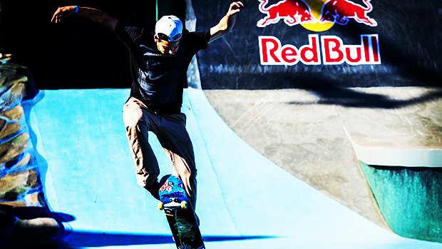 O Skate Street é uma prova realizada em uma pista que simula os obstáculos da rua. Feita de concreto, a pista traz para o ambiente de competição escadas, corrimãos, rampas, paredes e caixotes