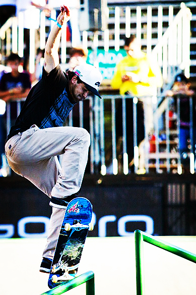 O Skate Street é uma prova realizada em uma pista que simula os obstáculos da rua. Feita de concreto, a pista traz para o ambiente de competição escadas, corrimãos, rampas, paredes e caixotes