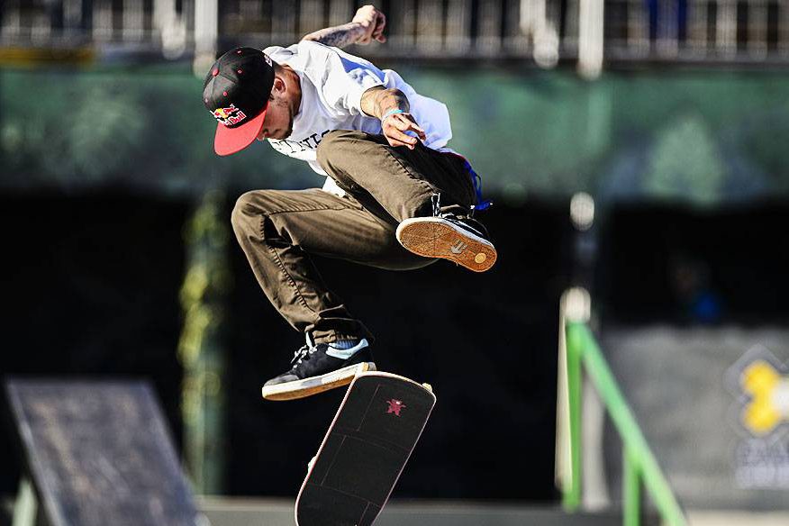 O Skate Street é uma prova realizada em uma pista que simula os obstáculos da rua. Feita de concreto, a pista traz para o ambiente de competição escadas, corrimãos, rampas, paredes e caixotes