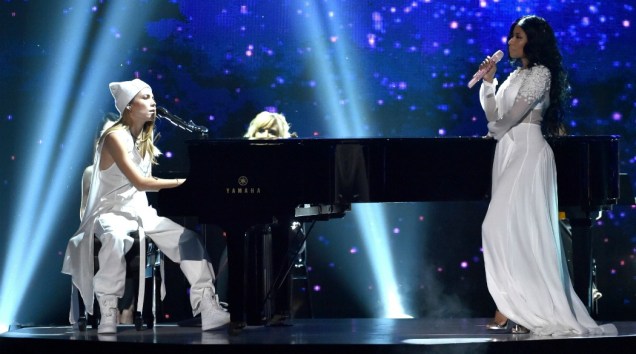Skylar Grey e Nicki Minaj durante performance no American Music Awards 2014