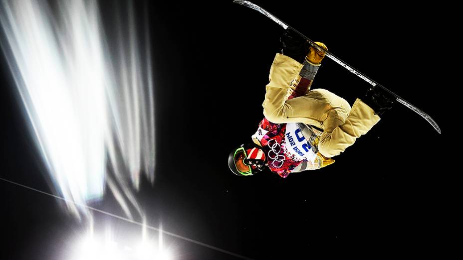 O astro americano Shaun White disputa o snowboard halfpipe em Sochi, na Rússia