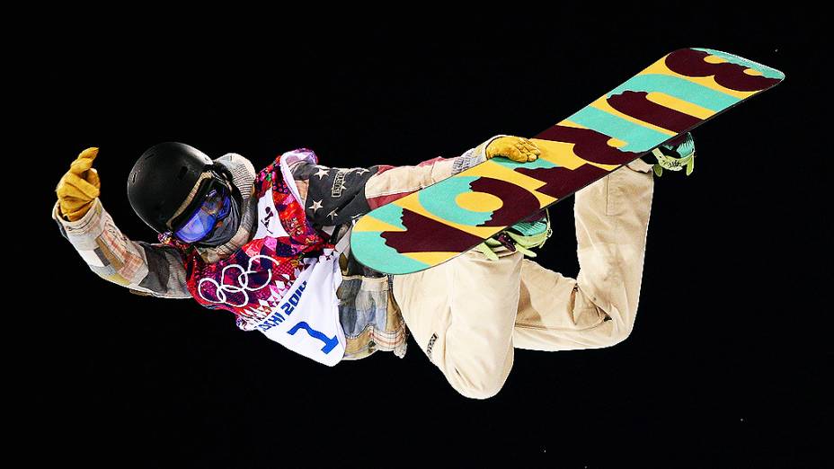 O americano Kelly Clark disputa o snowboard halfpipe em Sochi, na Rússia