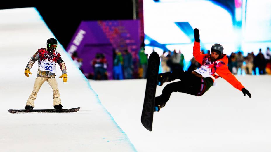 Competidores durante disputa do snowboard halfpipe em Sochi, na Rússia