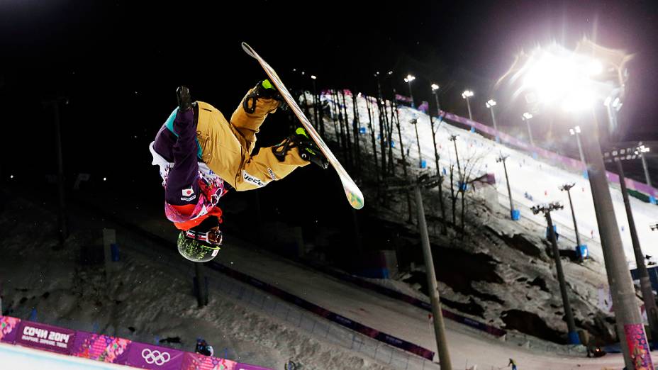 Competidores durante disputa do snowboard halfpipe em Sochi, na Rússia