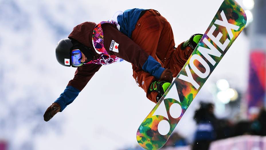 Competidores durante disputa do snowboard halfpipe em Sochi, na Rússia