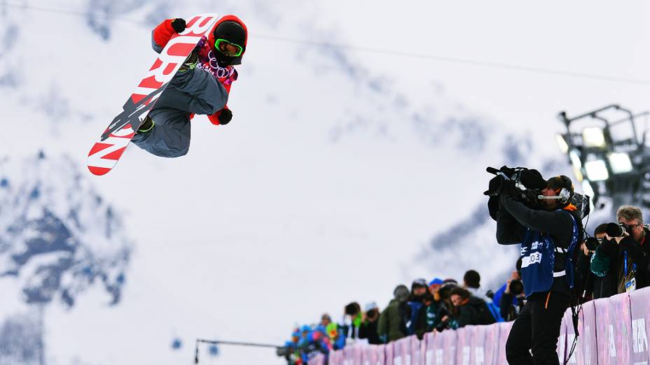 Competidores durante disputa do snowboard halfpipe em Sochi, na Rússia