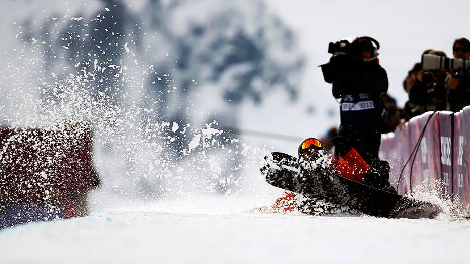 Competidores durante disputa do snowboard halfpipe em Sochi, na Rússia