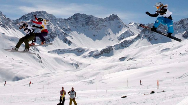 Competidoras durante corrida na Copa do Mundo de Snowboard em Arosa, Suíça