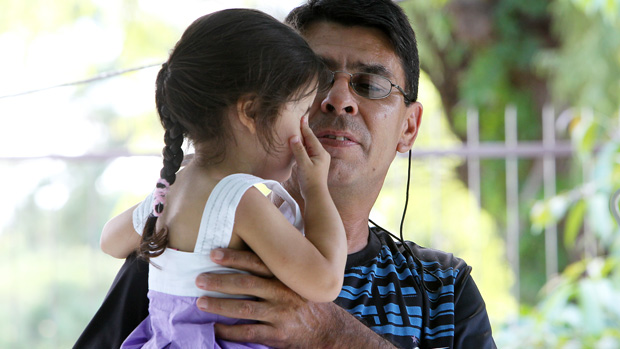Jaderson Tiani Lemos Flores, pai de Andressa Ferreira Flores, morta na boate, com a neta, Amanda