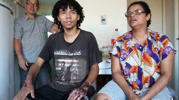 Maike Adriel dos Santos, 20 anos, com os pais Leonel Amaral Nunes e Claudete dos Santos