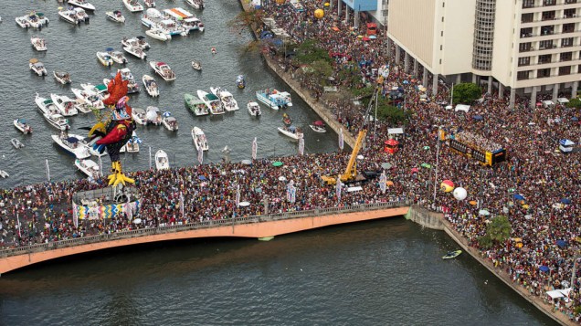 Milhares de pessoas foram ao Centro do Recife para prestigiar o bloco Galo da Madrugada, no bairro da Boa Vista