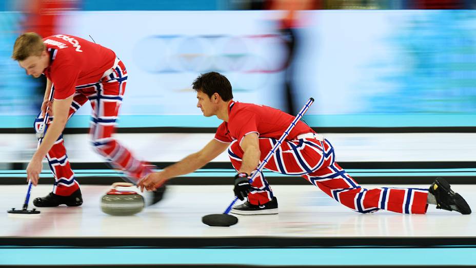 Equipe masculina na Noruega compete no curling nos Jogos Olímpicos de Inverno de Sochi-2014
