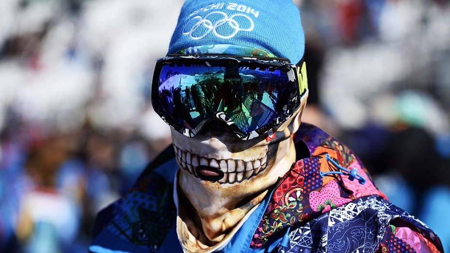 Voluntário usa mascara durante a competição de snowboard slopestyle nos Jogos Olímpicos de Inverno em Sochi na Rússia, nesta quinta-feira (06)