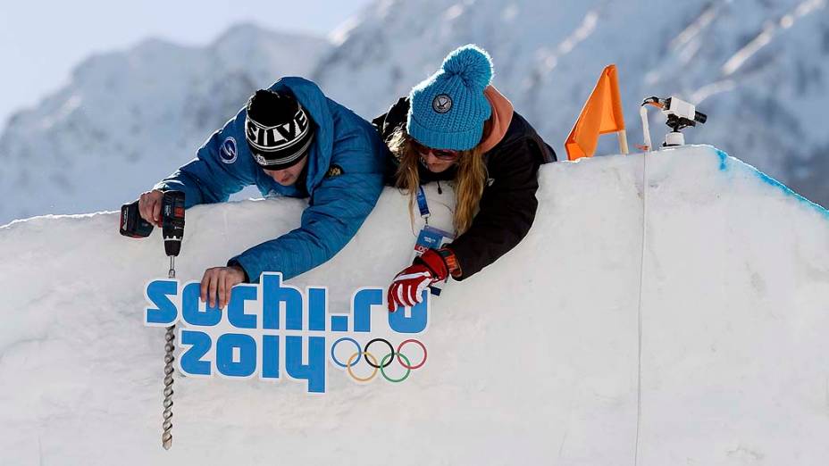 Voluntários fazem os últimos preparativos para o início da competição de snowboard slopestyle nos Jogos Olímpicos de Inverno em Sochi na Rússia, nesta quinta-feira (06)