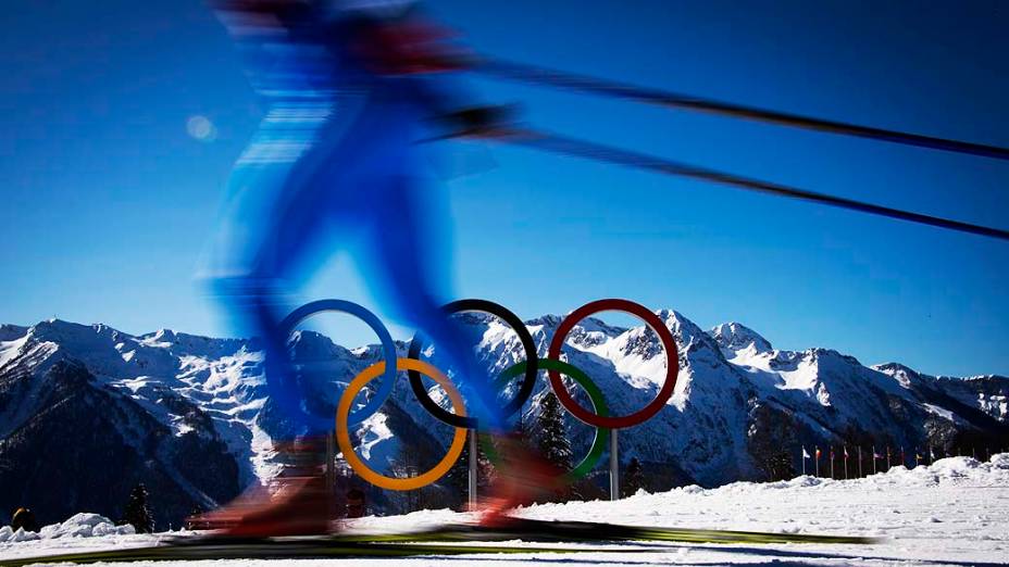 Atletas durante treinamento no esqui cross country em Sochi, na Rússia, nesta quinta-feira (06)