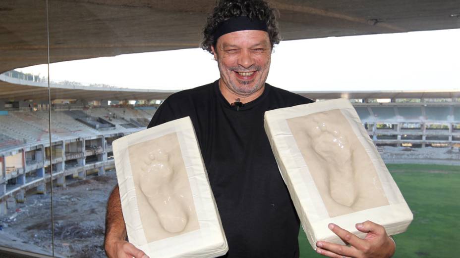 Sócrates coloca seus pés na Calçada da Fama do Maracanã, Rio de Janeiro, em 6 de abril de 2011