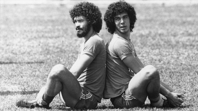 Os jogadores Sócrates e Casagrande durante treino, outubro de 1982
