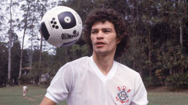 Jogador Sócrates com a camisa do Corinthians, década de 1970