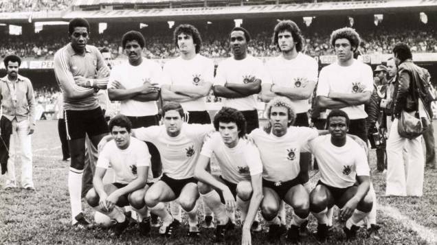 Sócrates (terceiro agachado) posa com o time do Corinthians, antes do jogo contra o Palmeiras pelo campeonato paulista de futebol, no estádio do Morumbi, dezembro de 1978