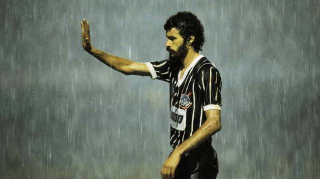 Sócrates durante jogo do Corinthians, década de 1980