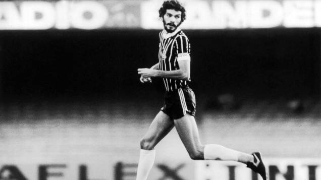 Sócrates durante jogo do Corinthians, 1981