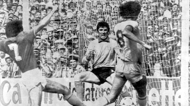 Sócrates marca o primeiro gol brasileiro contra a Itália na Copa da Espanha, no dia 5 de julho de 1982, em Barcelona
