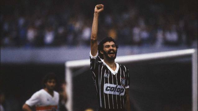 Sócrates comemora gol marcado pelo Corinthians, 1983