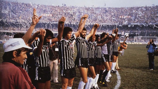 Sócrates comemora com o time do Corinthians a vitória do campeonato Paulista sobre o São Paulo, 1982