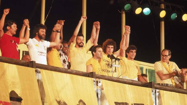 Sócrates, Osmar Santos e Casagrande durante comício da campanha das Diretas Já, 1984<br>  