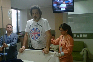 Em foto divulgada pela família do ex-jogador, Sócrates faz fisioterapia em hospital de SP: 'não vou desistir da briga'