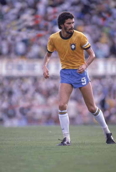 Sócrates jogando pela seleção brasileira, década de 1980<br>  