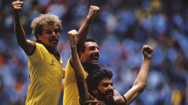 Sócrates comemora gol com Alemão e Júnior durante a Copa do Mundo do México, 1986<br>   