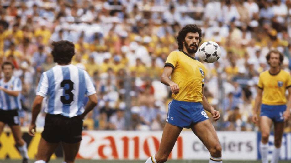 Sócrates durante jogo contra a Argentina na Copa do Mundo da Espanha, 1982