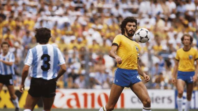 Sócrates durante jogo contra a Argentina na Copa do Mundo da Espanha, 1982<br> <br>   