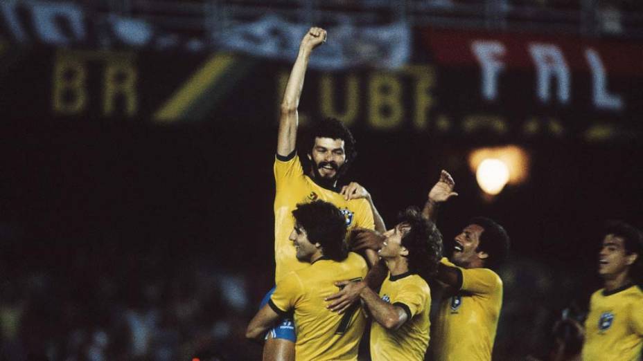 Sócrates, Renato Gaúcho, Zico, Júnior e Edinho comemorando gol contra o Paraguai durante jogo das Eliminatórias da Copa do Mundo do México no Estádio do Maracanã, 1986