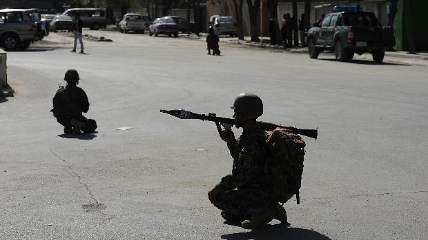 Soldado afegão armado posiciona-se próximo ao hotel Cabul Star, na capital afegã