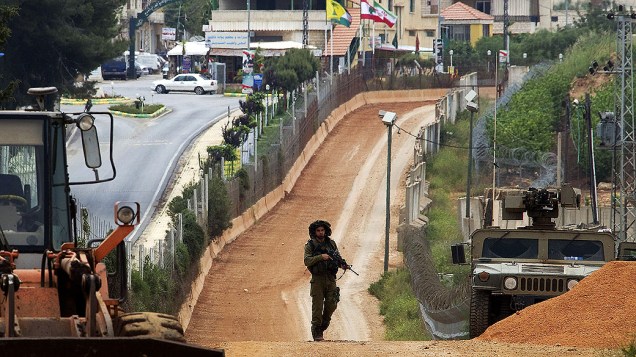 Soldados israelenses e da ONU trabalham na construção de um muro na fronteira de Israel com o Líbano, na cidade de Metula