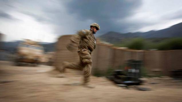 Soldado americano corre para evitar franco-atirador na província de Kunar, no Afeganistão