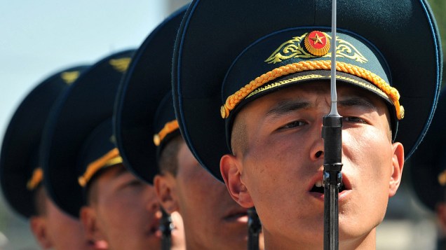 Soldados da Guarda de Honra marcham durante a comemoração do Dia da Vitória, no Cazaquistão