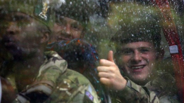 Soldados escoceses despedem-se ao deixar a cidade de Penicuik rumo à missão de seis meses no Afeganistão, no qual treinarão o exército local