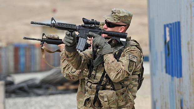 Soldado americano faz a segurança de cerimônia em Cabul