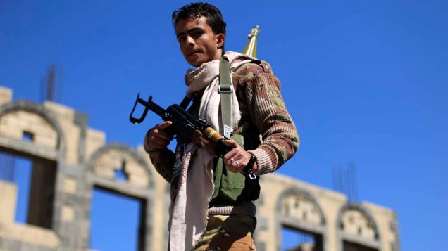 Soldado do exército vigia rua após marcha contra o presidente Ali Abdullah Saleh em Sanaa, Iêmen
